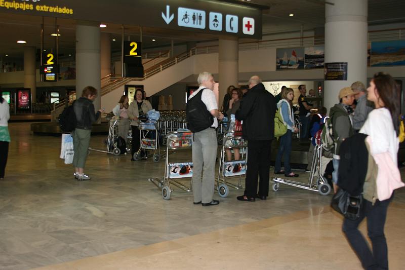 IMG_8785.JPG - Jag och Christel väntar på våra väskor. På Lanzarotes flygplats. Dom kom till slut :)